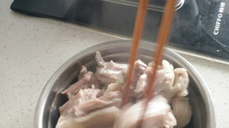 新疆羊排抓饭,煮开后血沫子撇干净，羊肉捞出。锅中水留下备用。