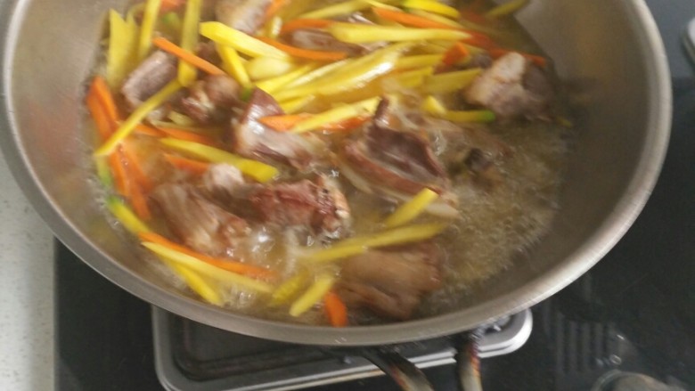 新疆羊排抓饭,将煮羊排的水倒入，末过羊排。盖上锅盖焖五分钟。将水倒出，备用。