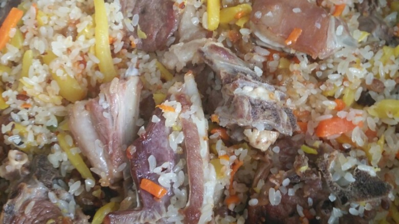 新疆羊排抓饭,最后在翻炒一下，就出锅了。