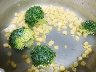 彩蔬鮮蝦面條丸子,食材處理：玉米和西蘭花洗干凈后用水焯熟