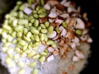 素味晚餐2017.8.5,香菇切碎跟豆子和米飯同煮。