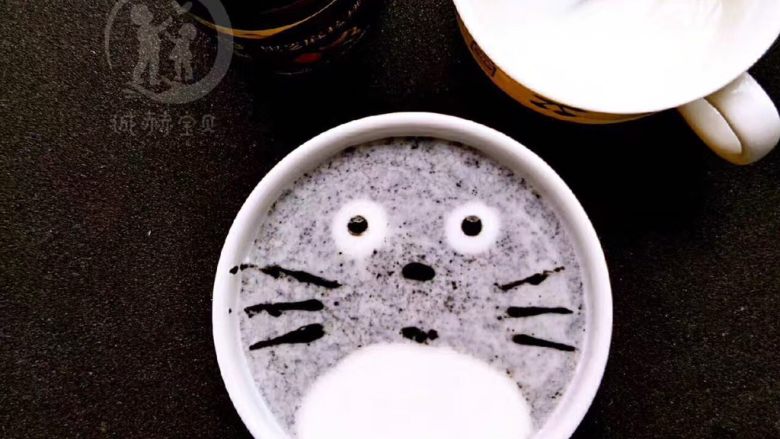 宝宝辅食创意分享❥龙猫酸奶,用牙签蘸黑芝麻核桃酱画出眼睛、鼻子、嘴巴、胡须