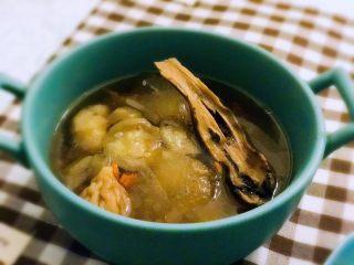 素味晚餐2017.8.5,牛肝菌冬瓜絲瓜湯出鍋調味，再滴幾滴香油。