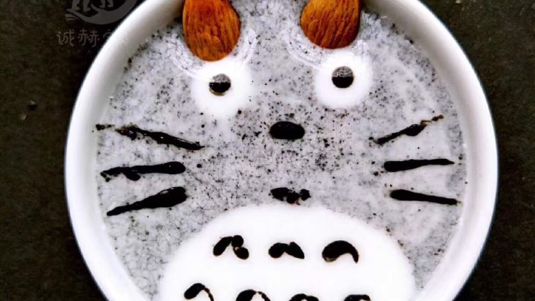 宝宝辅食创意分享❥龙猫酸奶,最后放上两粒杏仁片做龙猫耳朵
