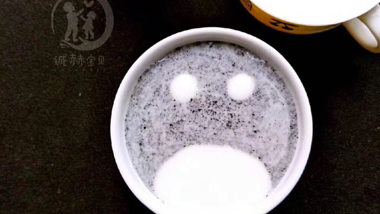宝宝辅食创意分享❥龙猫酸奶,沿着杯壁倒入适量酸奶做龙猫肚皮部分，用勺子滴入酸奶做龙猫眼睛