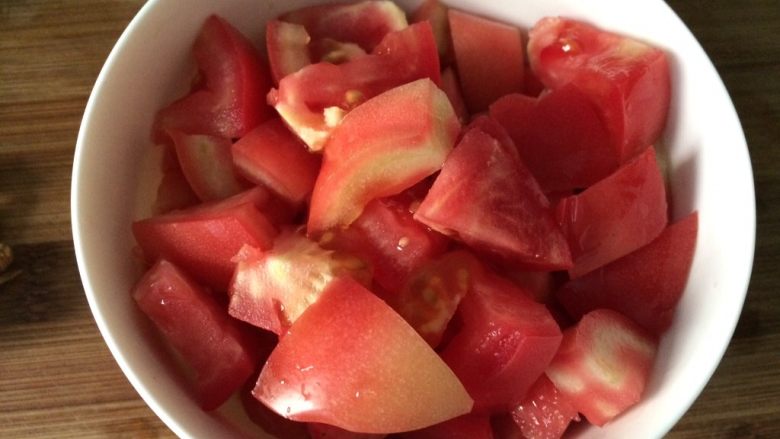 核桃仁番茄🍆丁炒面,西红柿切小块