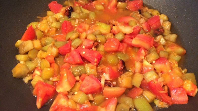 核桃仁番茄🍆丁炒面,加入半碗凉水，转小火