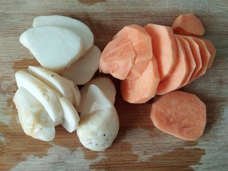 芋圆烧仙草,红薯，芋头洗净、去皮、切片，切片更容易蒸熟。