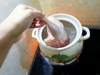 一鸡两吃之一汤一菜,砂锅的水开以后把鸡扔进去