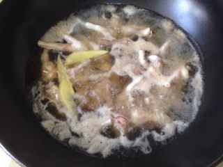 豆豉蚝油鸡爪,鸡爪凉水下锅，放入姜片和料酒煮到筷子可以插入