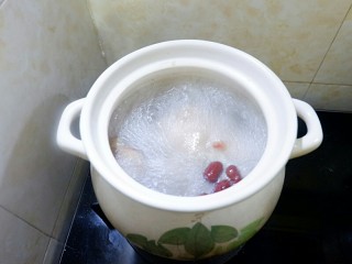 一鸡两吃之一汤一菜,浮沫撇干净以后扔红枣枸杞进锅里煲