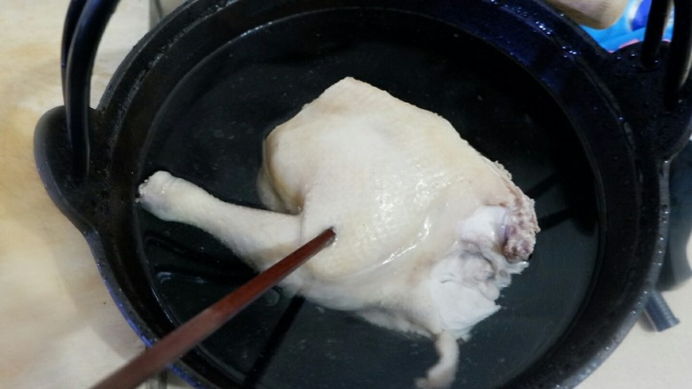 一鸡两吃之一汤一菜,扔凉水里，把鸡肉拆了。