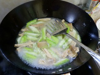 一鸡两吃之一汤一菜,然后把鸡汤倒锅里，根据自己喜好放，都放进去也行。