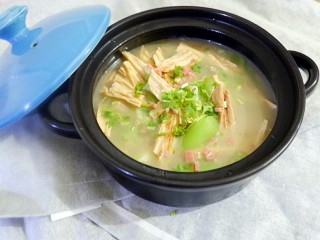 一鸡两吃之一汤一菜,撒点香油葱花香菜喝吧。适合夏天的丝瓜汤。