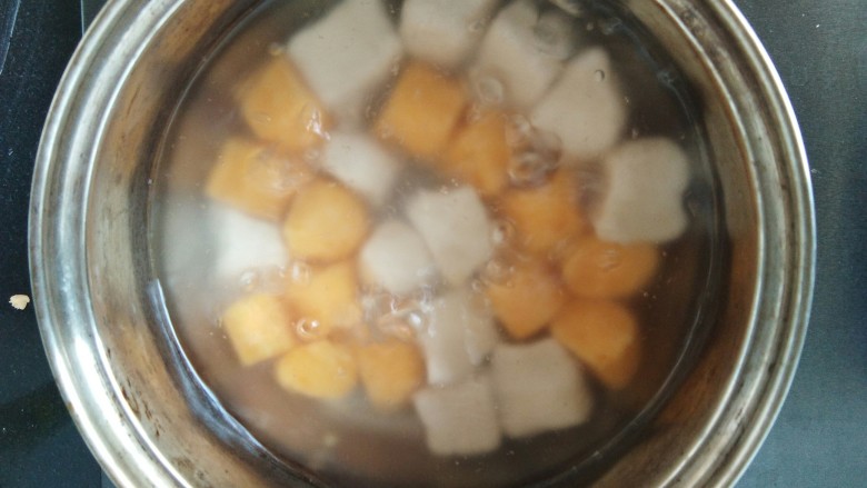 芋圆烧仙草,锅中放入足量的水烧开，倒入芋圆和红薯圆，直至两种圆子浮起，捞出。