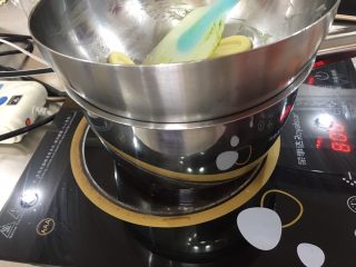 开心果脆壳巧克力,下面锅里做热水，盆放在上面，下面水开后转小火就可以