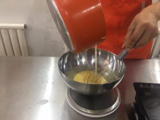 香草冰激凌球～无需搅拌,距离高一点，冲入蛋黄中，不断搅拌，防止蛋黄烫熟