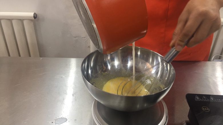 香草冰激凌球～无需搅拌,距离高一点，冲入蛋黄中，不断搅拌，防止蛋黄烫熟