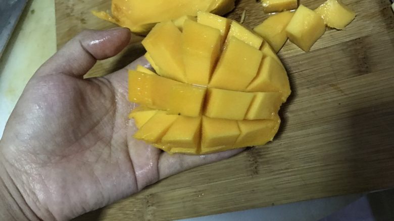 芒果两头尖意面沙拉（减脂餐）,芒果如图划开切出小块