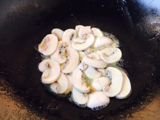 奶香浓郁 味道独特 简单易学 白汁海鲜意面,放入蘑菇片，煸炒均匀。