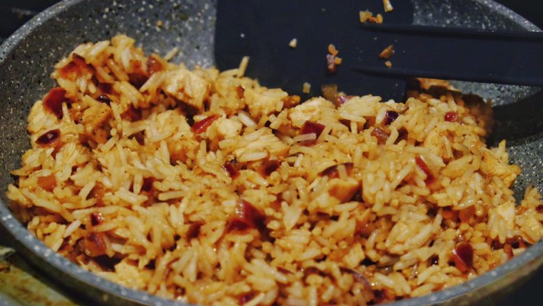 秘制异国风味鸡胸肉腌料&绝佳搭配
（减肥必备）,炒米饭 将汁水和米饭洋葱鸡丁融合均匀