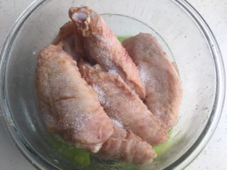 电饭煲鸡翅,然后加入5克盐，也是均匀涂抹。