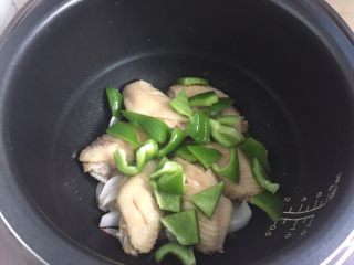 电饭煲鸡翅,当电饭煲煮10--15分钟后，加入青椒块。然后继续煮。