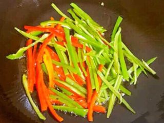 爆炒腰花,
20分钟后，锅中热油，先下青辣椒，红椒丝下锅翻炒变颜色，捞出来放碗中备用。
