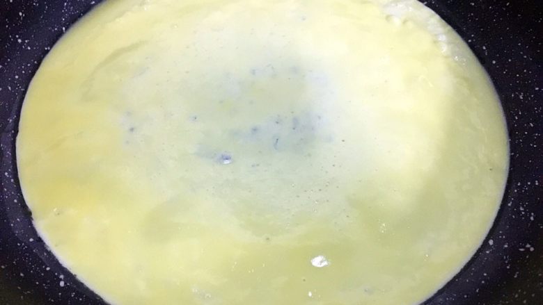 培根胡萝卜鸡蛋卷饭团,待表面有微小起泡，蛋液凝固