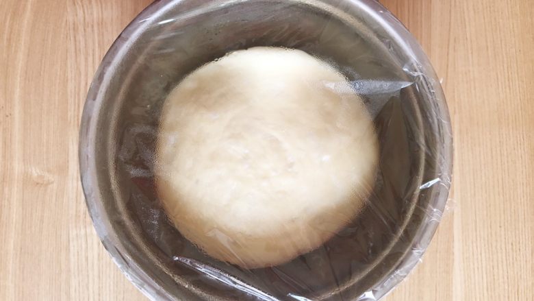 椰蓉面包（70%中种完美拉丝）,混合中种面团的所有材料，揉至光滑（我用卡士的厨师机揉了五分钟吧）
然后包好保鲜膜放进冰箱冷藏12小时以上