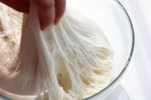 椰蓉面包（70%中种完美拉丝）,冷藏好的面团会有大的孔隙和拉丝哦