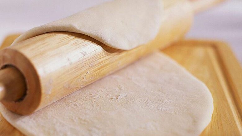 椰蓉面包（70%中种完美拉丝）,把面团均分成两份，擀成长方形