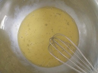 家庭自制油条,鸡蛋在盆里打散。
