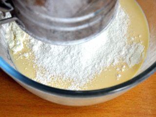 芒果班戟,筛入班戟预拌粉和奶粉。