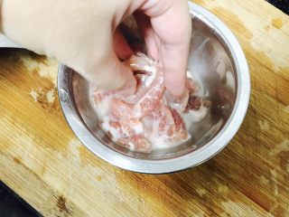 香煎藕饼,猪肉切片后，加入盐，料酒，淀粉，少量的水腌制，用手抓一抓给它按摩一下，腌了十分钟后，将猪肉剁成肉末
