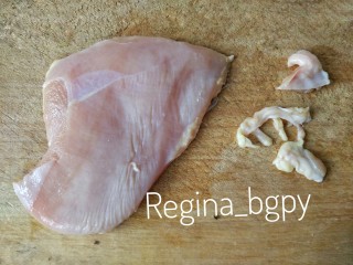 『減脂增肌』紫米雞胸卷,處理雞胸：切掉多余的肥肉。
我一般一起煎了，給狗狗??