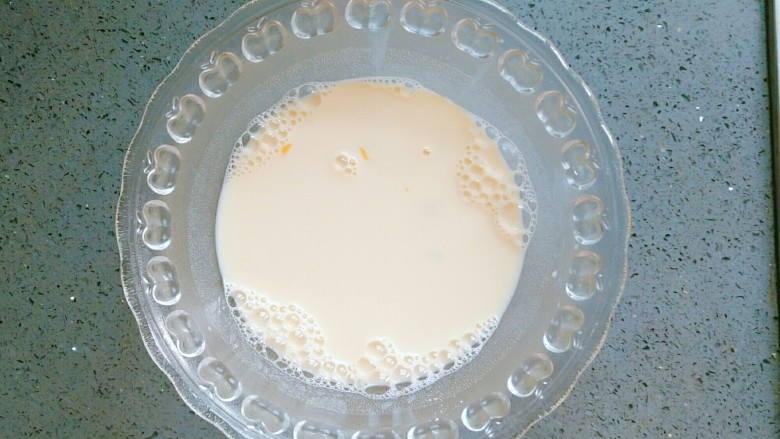 法式肉松吐司,在鸡蛋液里加入牛奶搅拌均匀(如果你不嫌麻烦可以将蛋液过滤，口感会更好😊😊)