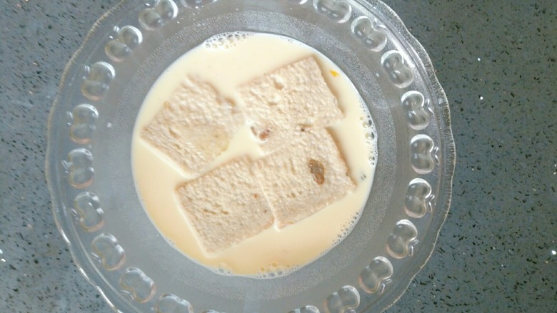法式肉松吐司,将切好的吐司块放入蛋奶液中让它充分吸收液体(吐司最好买那种厚片，不然泡着容易烂🌚🌚)
