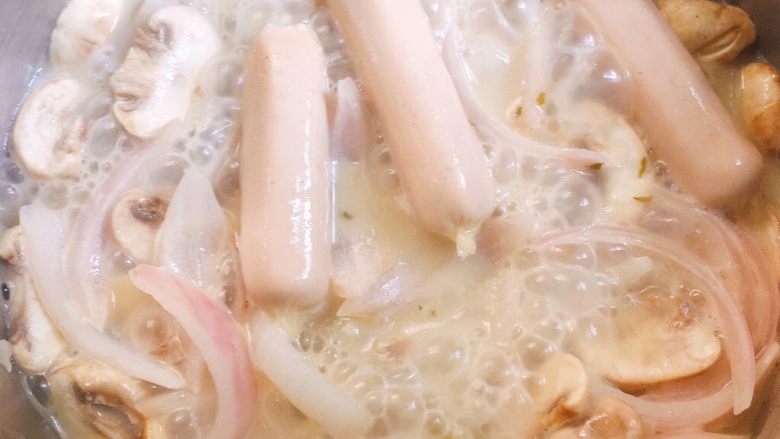 吃不胖的奶油芝士蘑菇意面,将鸡肉肠放入，中小火焖煮2分钟。