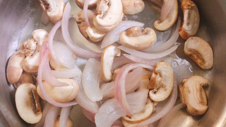 吃不胖的奶油芝士蘑菇意面,加蘑菇片翻炒至出汁水。
