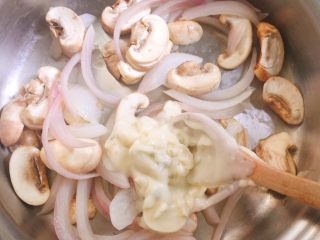 吃不胖的奶油芝士蘑菇意面,搅拌均匀。