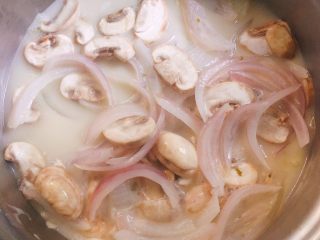 吃不胖的奶油芝士蘑菇意面,加半碗水，放一茶匙盐。