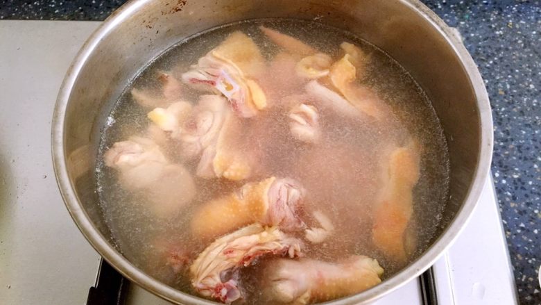 椰子鸡汤,洗干净的鸡肉焯水。
准备一小锅水，放几片姜片，烧开后把鸡肉放入锅中焯水，捞起来备用。