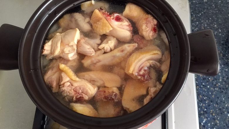 椰子鸡汤,放入鸡肉，如果椰子水不够在加半碗水，或加至淹没鸡肉。