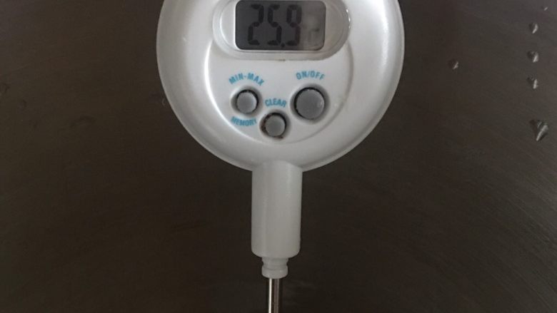 爱你，维尼,注意测面团温度，因为现在天气太热了，面团温度很容易就会过，太热了要适当降温。