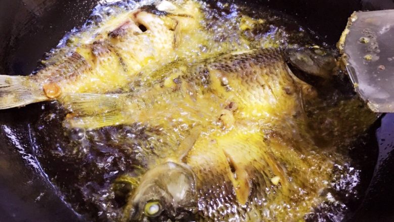 藿香鲫鱼
,锅里倒入油，烧热后放入鲫鱼炸至表面酥黄即可，捞出备用。（也可以用平底锅把鲫鱼两面煎来代替过油。）