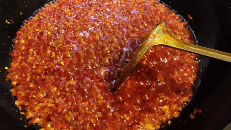 藿香鲫鱼
,放入泡椒泡姜大蒜炒香，可以用小火慢炒，炒香所有配料，如图所示。