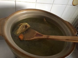 猴头菇黄姜土鸡汤,炒至鸡肉六七成熟后把肉和姜转移到刚才的砂锅热水中熬汤；
