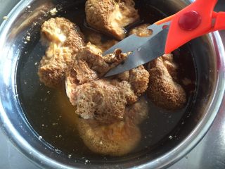 猴头菇黄姜土鸡汤,先提前一晚处理猴头菇，剪掉菇蒂头（中途换水三四次）