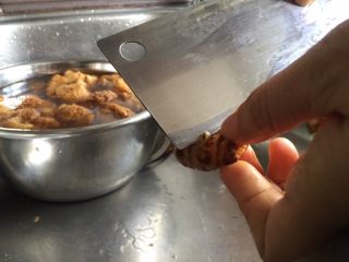 猴头菇黄姜土鸡汤,小黄姜去皮，拍扁，待用；